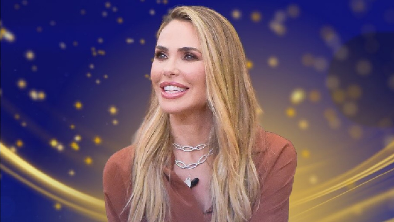Ilary Blasi e lo sfondo blu