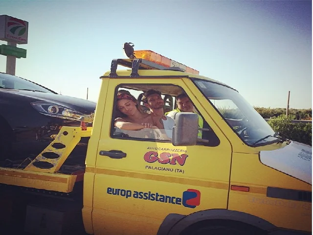 Belen-Rodriguez-e-Stefano-De-Martino-auto-in-panne