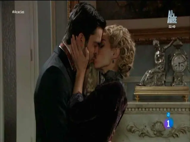 una vita, cayetana e fernando si baciano