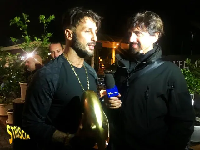 fabrizio corona riceve tapiro doro