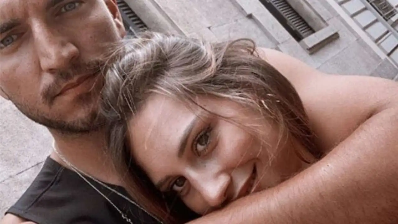 beatrice valli e marco fantini selfie abbracciati