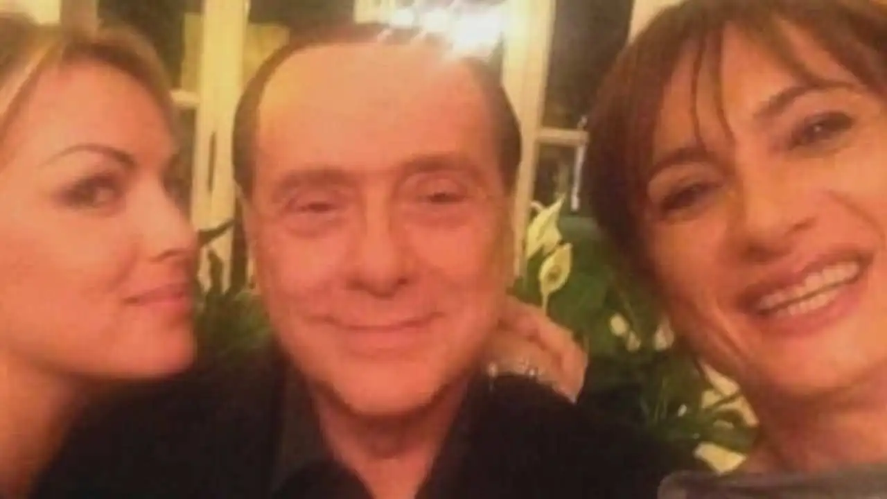 Foto Berlusconi insieme a Francesca Pascale e Vladimir Luxuria