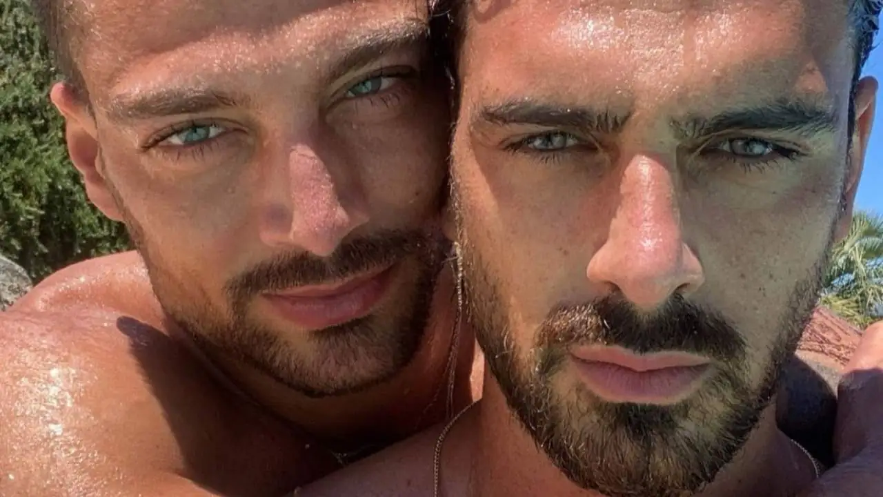 Michele Morrone abbracciato con Simone Susinna