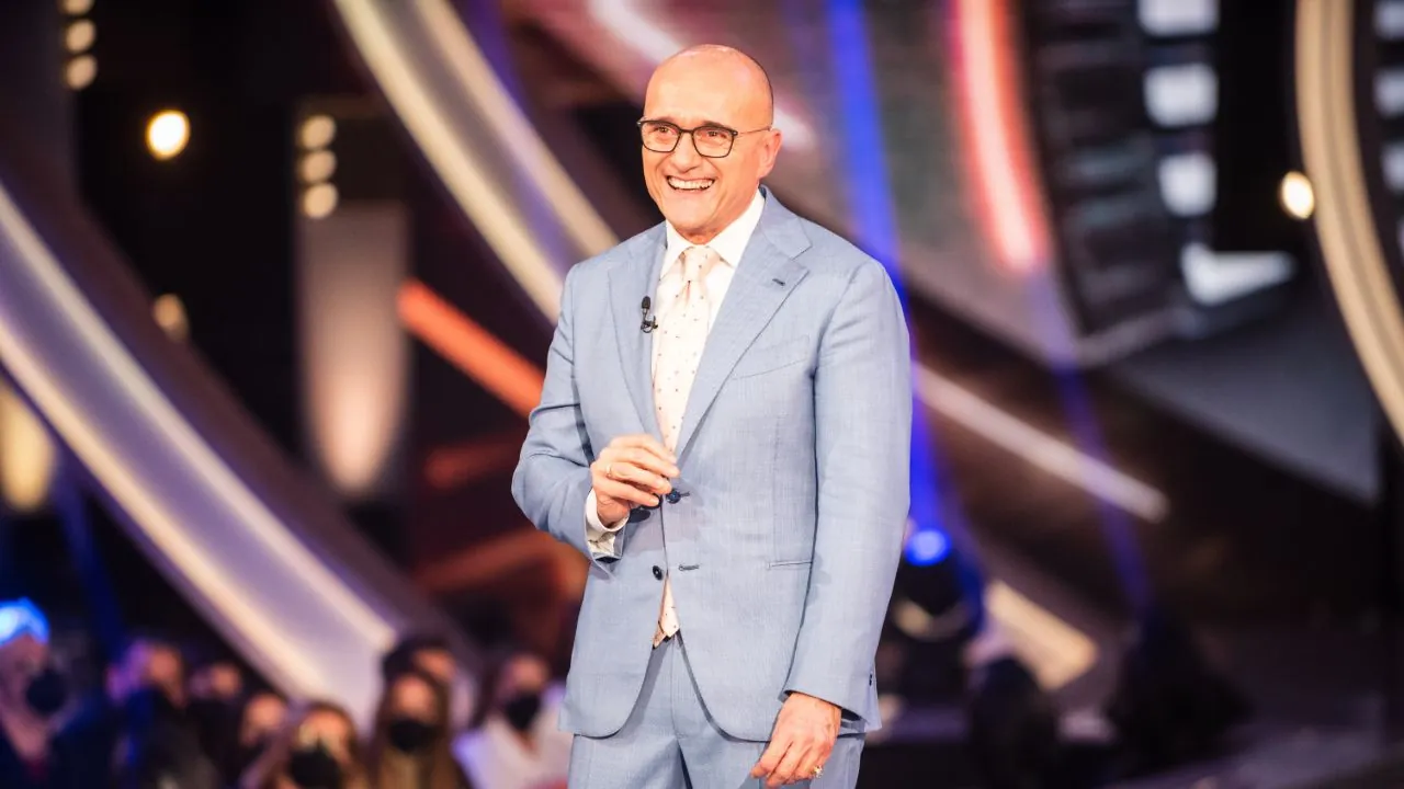Alfonso Signorini e il cast del Grande Fratello 9