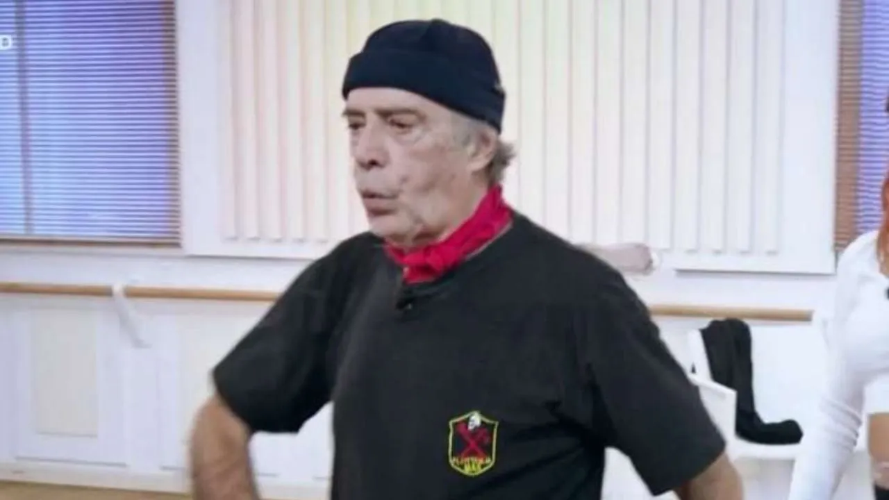 enrico montesano con maglia fascista