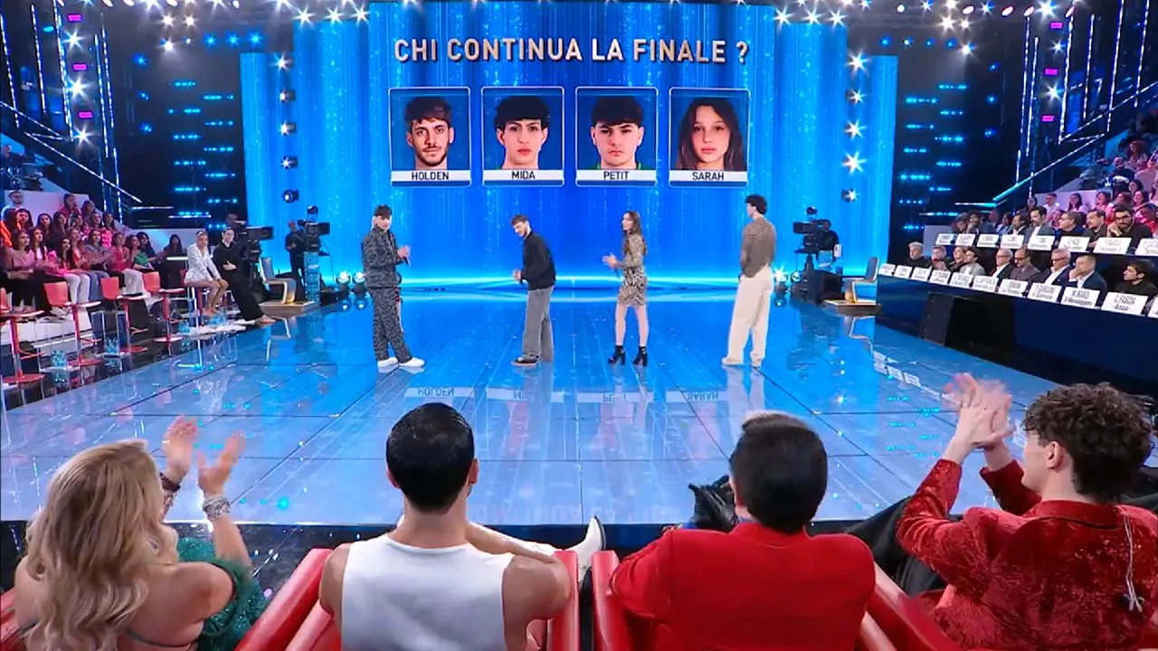 I cantanti durante la finale di Amici 23