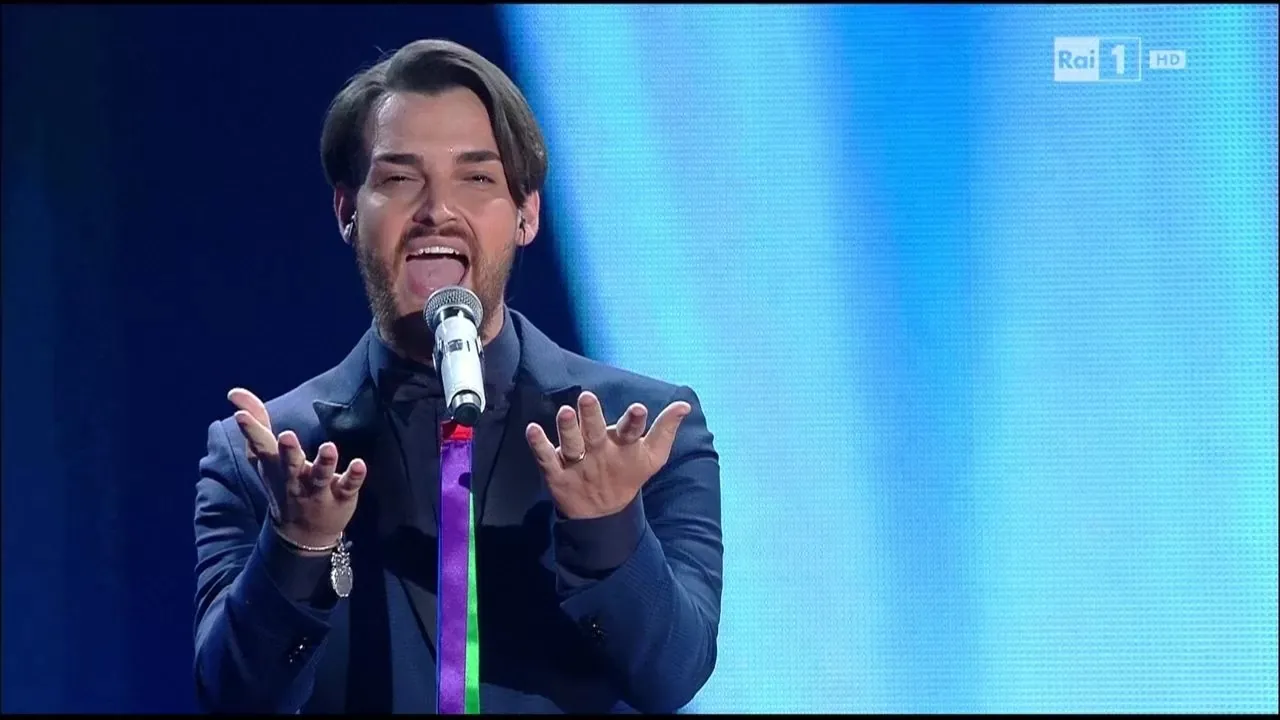 Valerio Scanu diventa parrucchiere