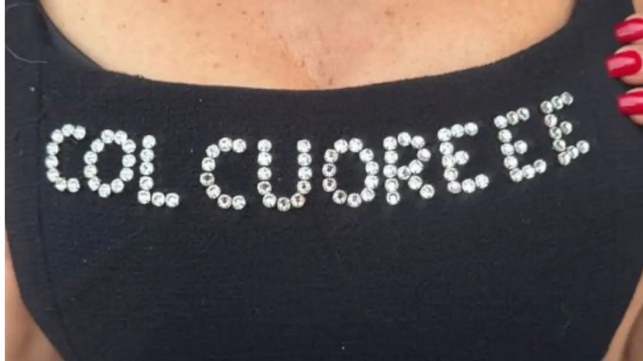 Barbara D'Urso Indossa Vestito Scritta Particolare Messaggio