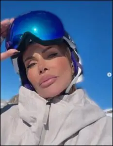 Simona Salvemini oggi appare decisamente diversa da allora