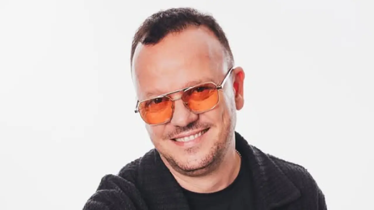 Gigi D'Alessio con gli occhiali