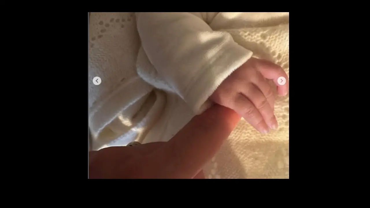 La mano della figlia di Francesca Chillemi