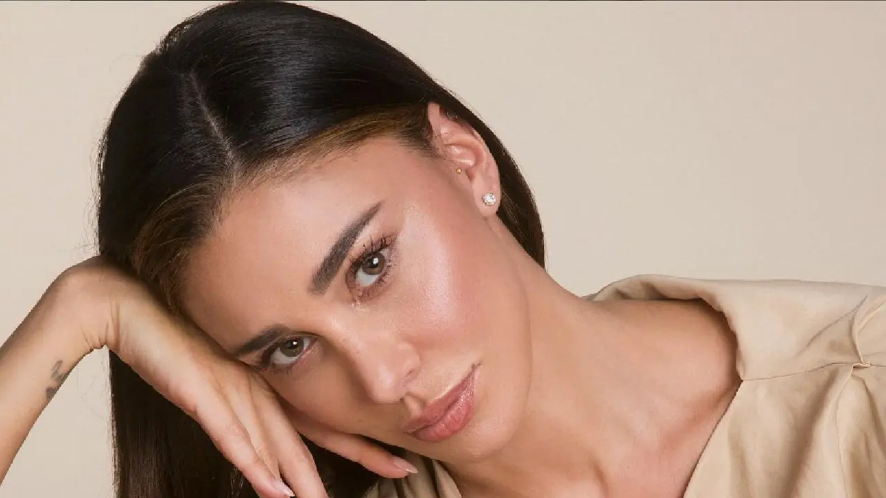 Belen Rodriguez sfondo beige