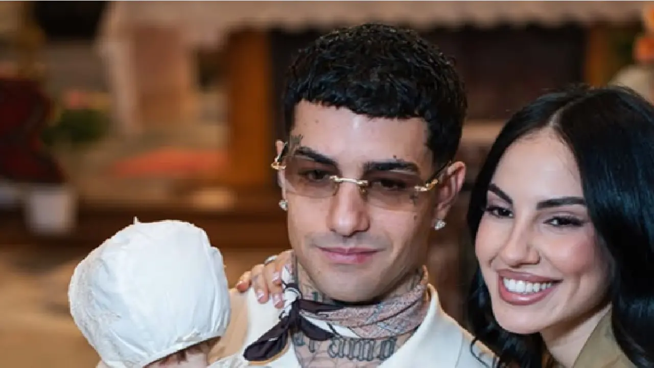 Tony Effe in bianco con Giulia De Lellis