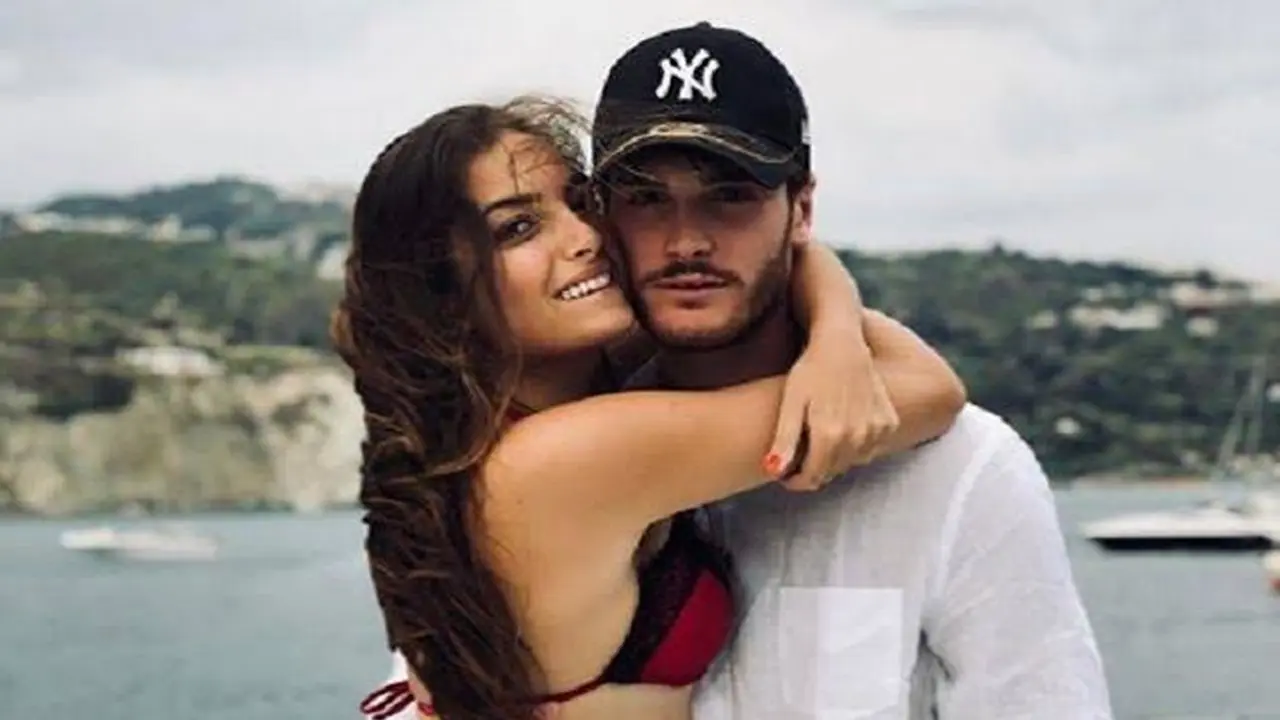 Nilufar e Giordano abbracciati