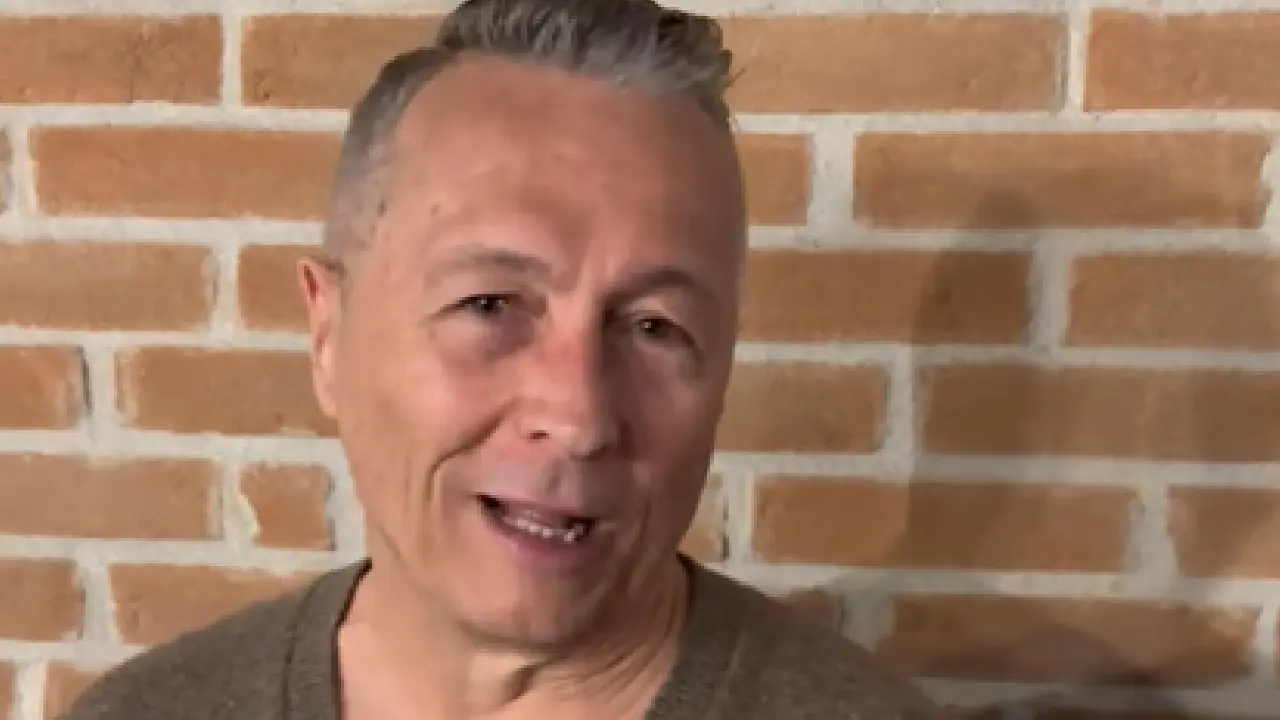 Paolo Belli e lo sfondo del muro