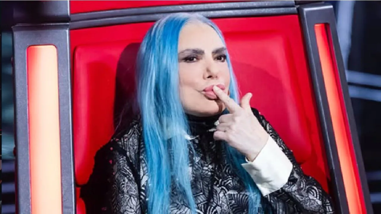 Loredana Berté con il dito sulla bocca