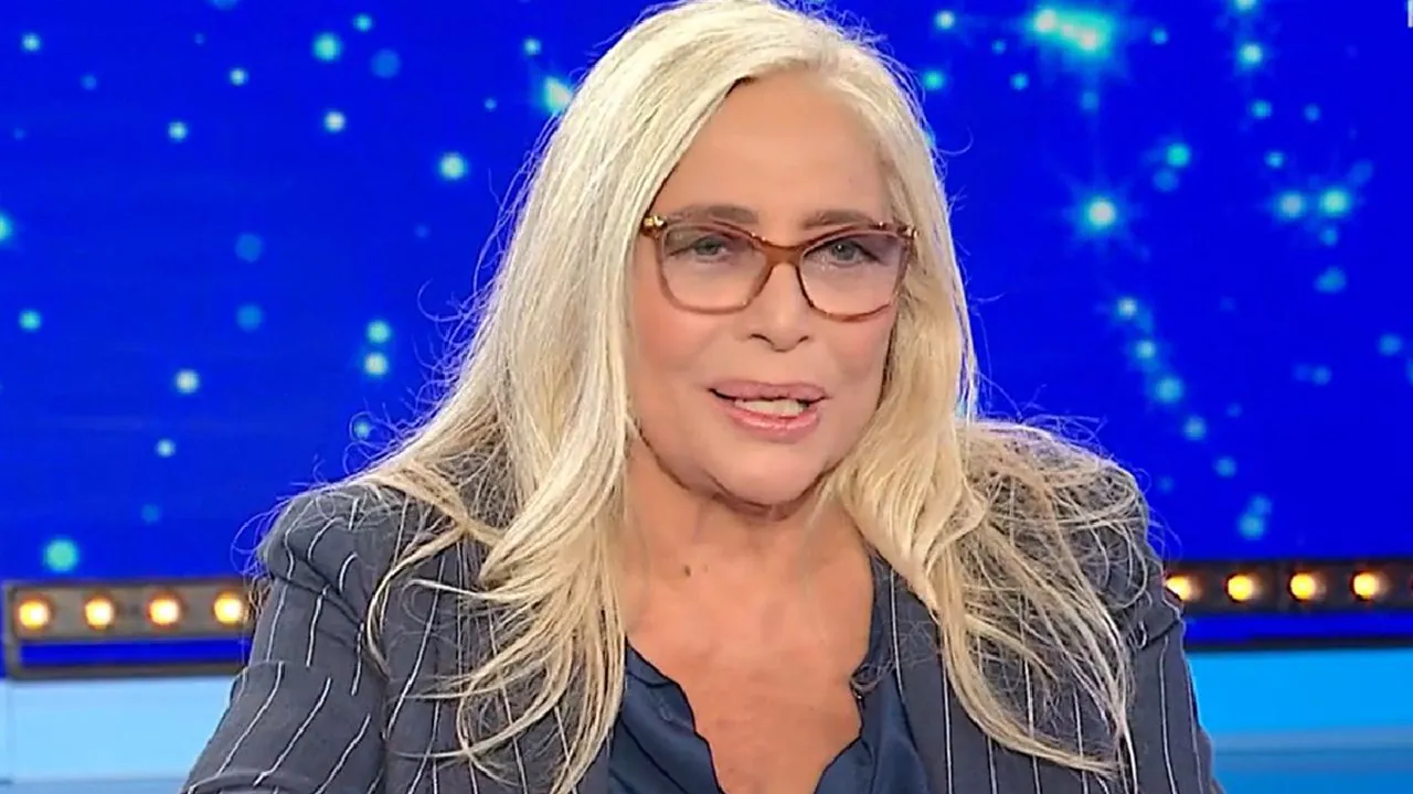 Mara Venier seduta a Domenica In